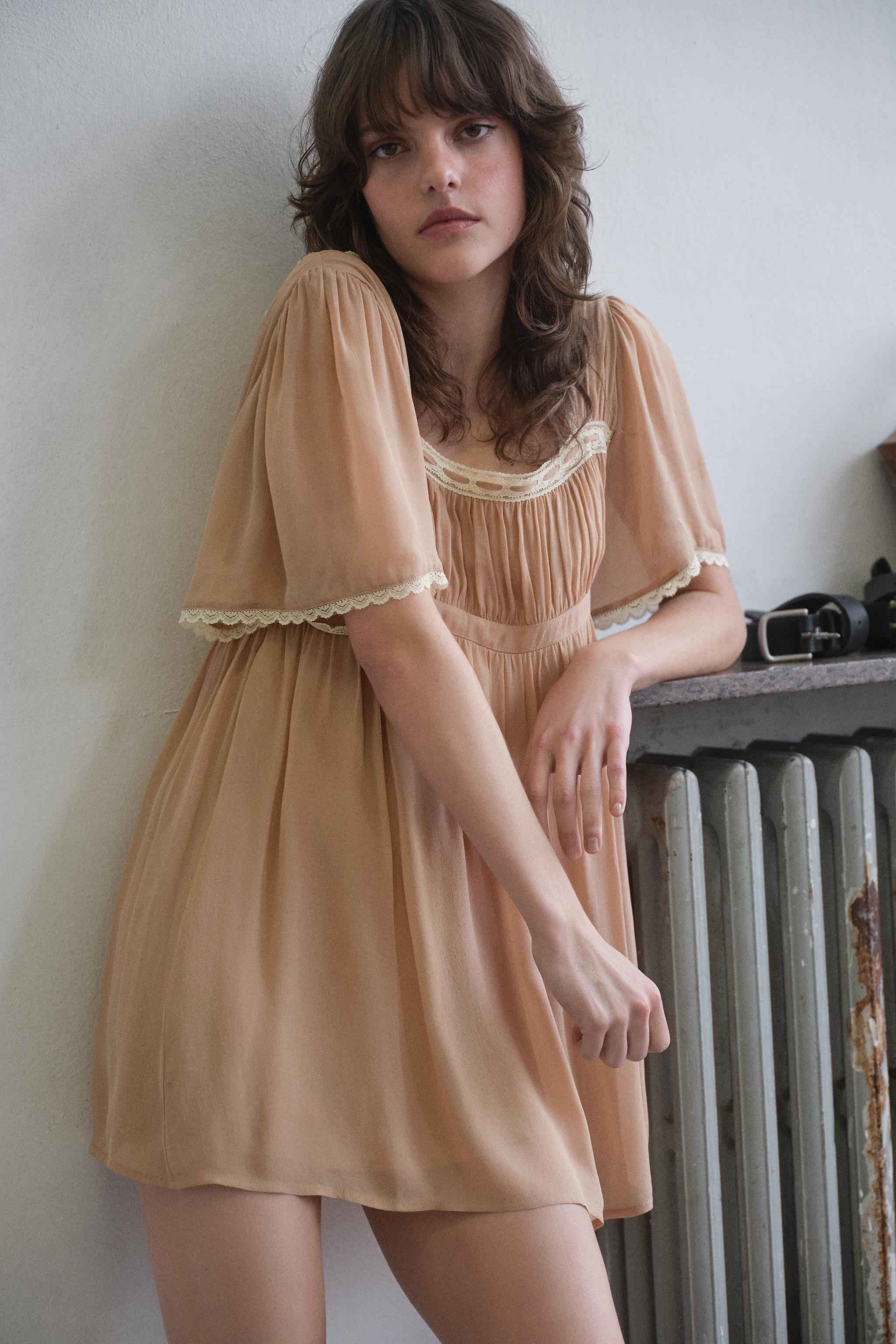 ROBE COURTE EN DENTELLE